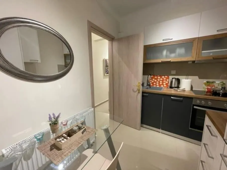 Crimson Suite: 1-Bedroom Apartment In Salonicco